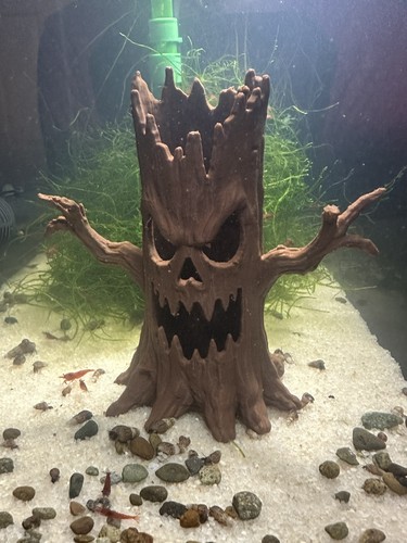 Albero infestato spettrale